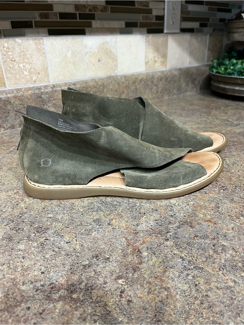 Born Women’s Size 10 Olive Green Suede Ankle Wrap Flat Sandals Boho Fall Earthy